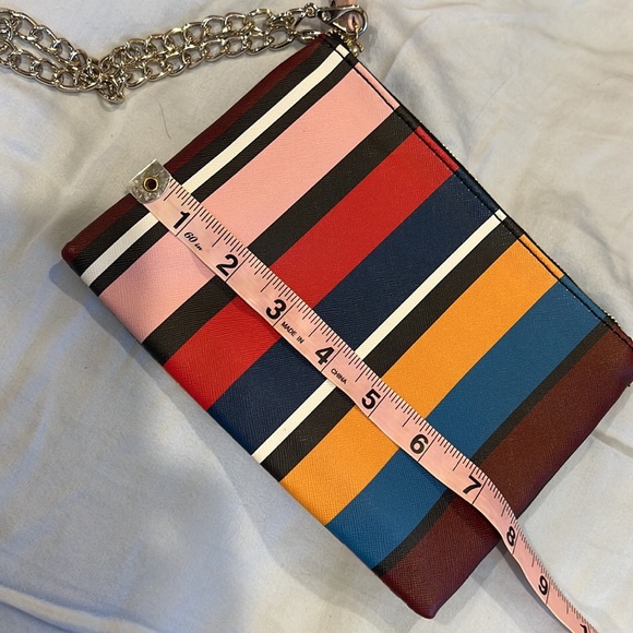 GUESS WRISTLET ACCESSORY TO BACKPACK STRIPED w ZIPPER AND CHAIN STRAP - Picture 7 of 8